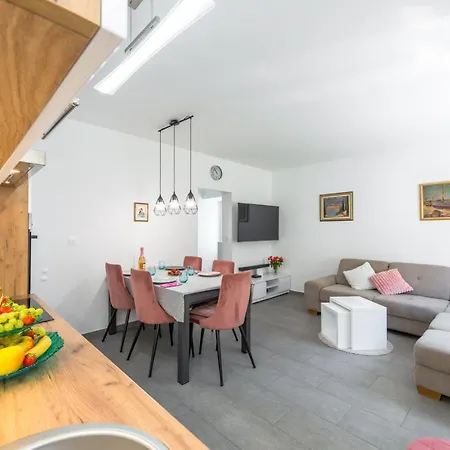 Ana & Mia * דוברובניק