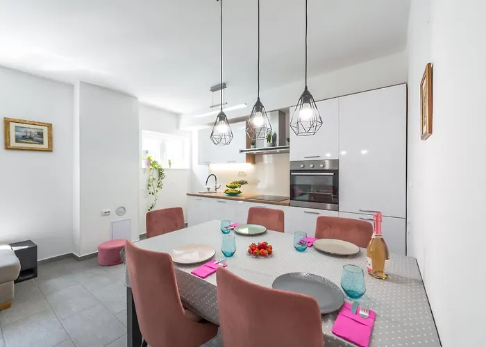 Ana & Mia Apartament *